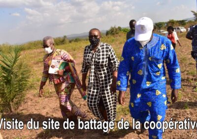 Visite officielle du ministre, accompagné du Directeur général du FAIEJ, des autorités locales et des partenaires, à la coopérative de production de soja à Kpélé.